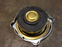 Load image into Gallery viewer, 23533127 GENUINE DETROIT DIESEL RADIATOR CAP (6.5 - 8 LB) (RC8, 5197822, 805802)